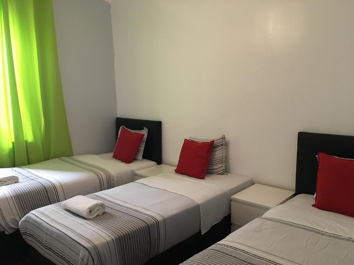 Shangri-La Hostel Anjos Bed & Breakfast