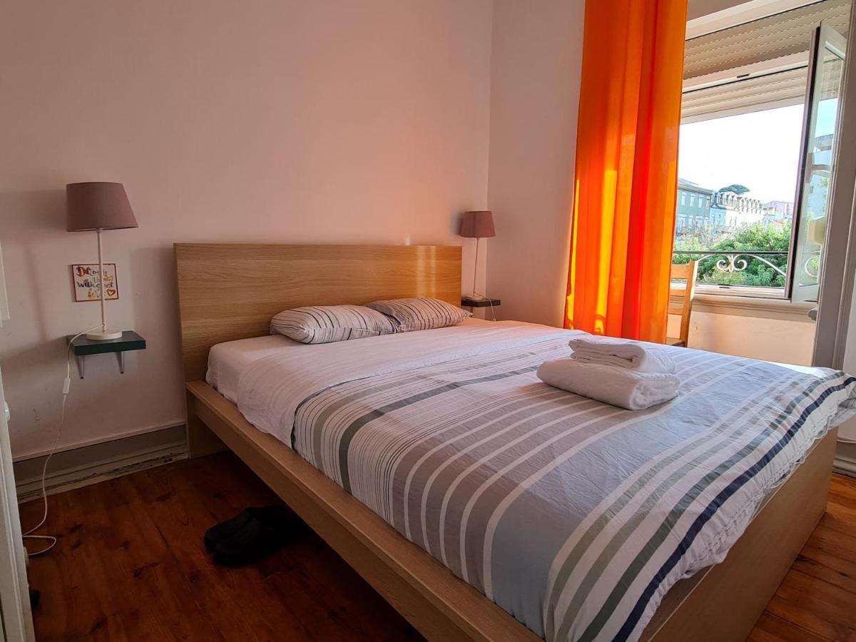 Shangri-La Hostel Anjos Bed & Breakfast